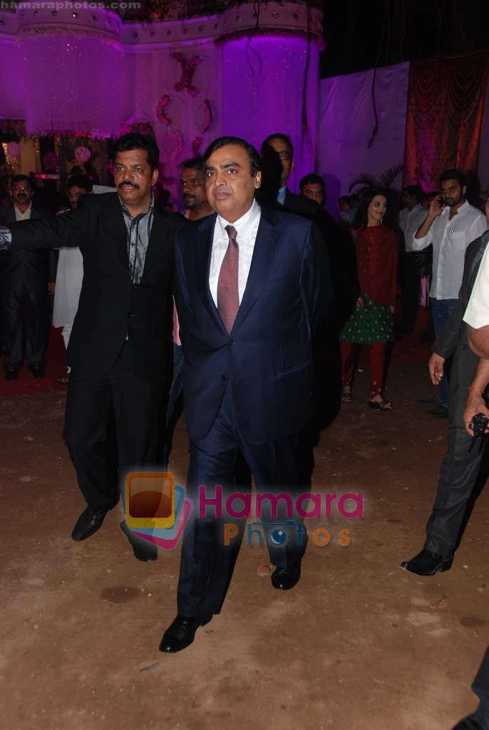 Mukesh Ambani at Nitish Rane's wedding reception in Mahalaxmi Race Course on 28th Nov 2010 