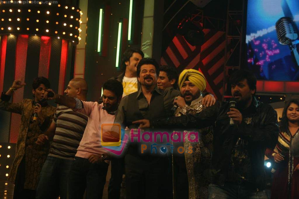 Anil Kapoor on the sets of Sa Re GAMA superstars in Famous on 29th Nov 2010 