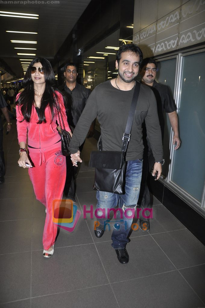 Shilpa Shetty & Raj Kundra return after 1st wedding anniversary in Bangkok in Mumbai Airport on 30th Nov 2010 