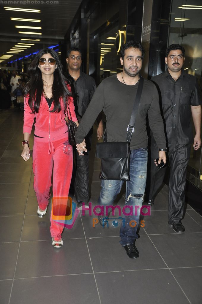 Shilpa Shetty & Raj Kundra return after 1st wedding anniversary in Bangkok in Mumbai Airport on 30th Nov 2010 