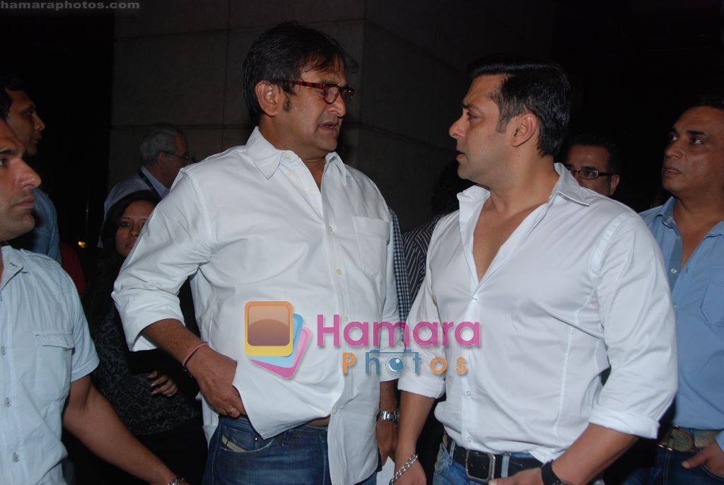 Salman Khan, Mahesh Manjrekar grace CCL launch in Hyatt Regency, Mumbai on 30th Nov 2010 