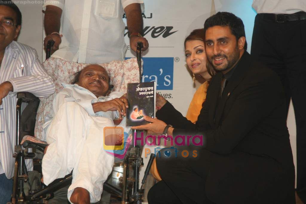 Aishwarya Rai Bachchan, Abhishek Bachchan at Dr Batra's Positive Health Awards in NCPA, Mumbai on 30th Nov 2010 