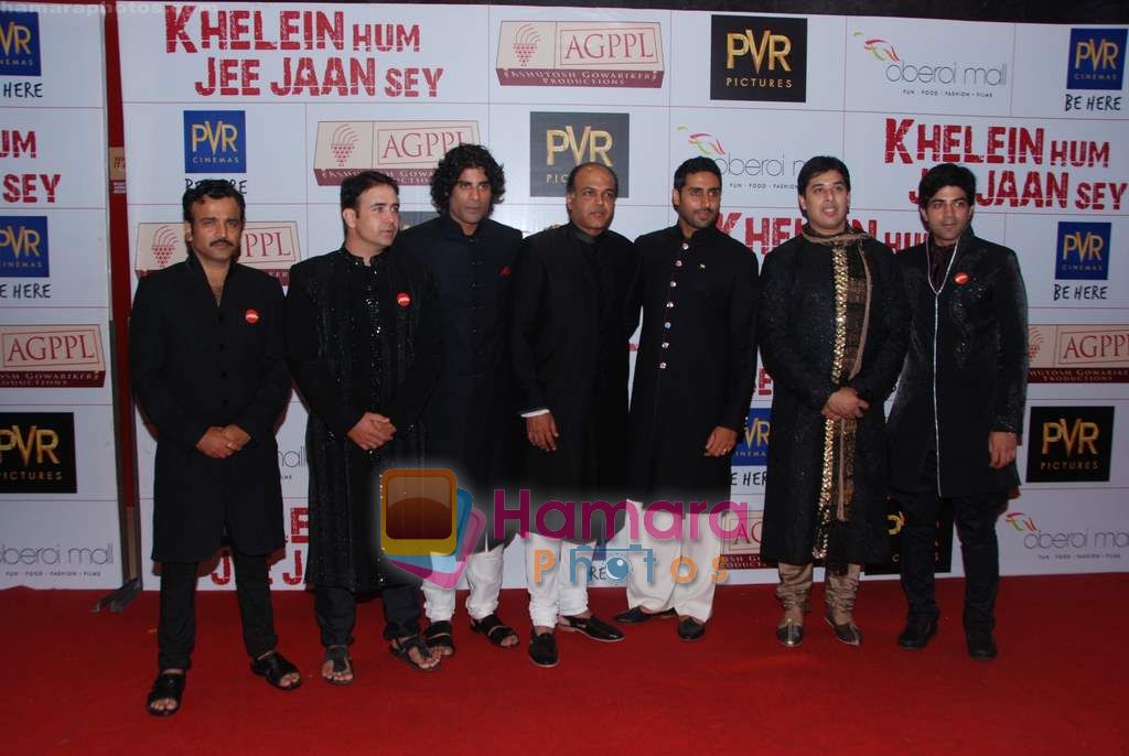 Vijay Maurya, Vishakha Singh, Sikander Kher, Ashutosh Gowariker, Abhishek Bachchan, Samrat at the Premiere of Khelein Hum Jee Jaan Sey in PVR Goregaon on 2nd Dec 2010 