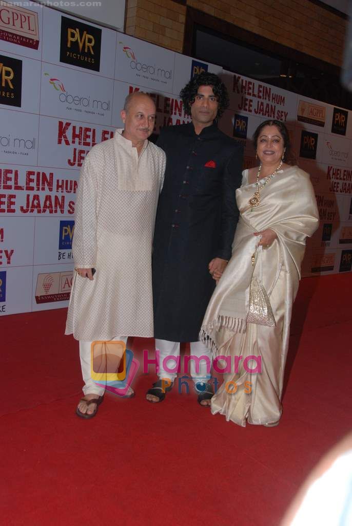 Anupam Kher, Kiron Kher, Sikander Kher at the Premiere of Khelein Hum Jee Jaan Sey in PVR Goregaon on 2nd Dec 2010 