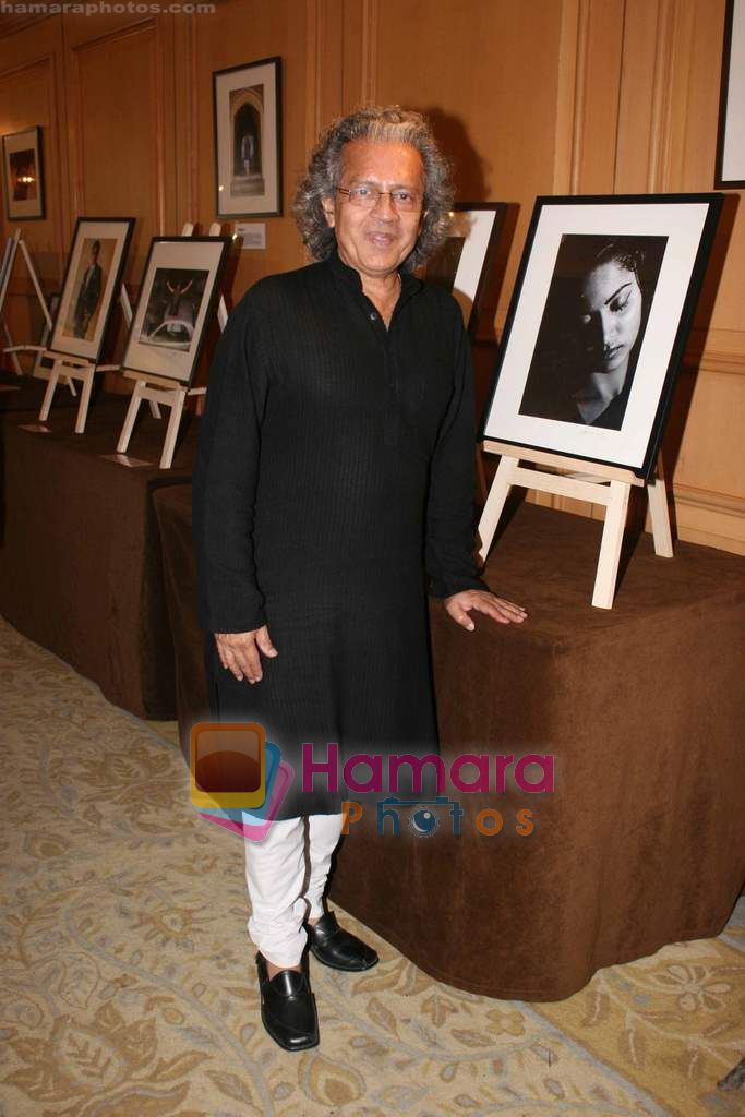 Anil Dharker at Photographer Pradeep Chandra's 50 Maharashtra pride faces exhibition in le Meridian Hotel on 3rd Dec 2010 