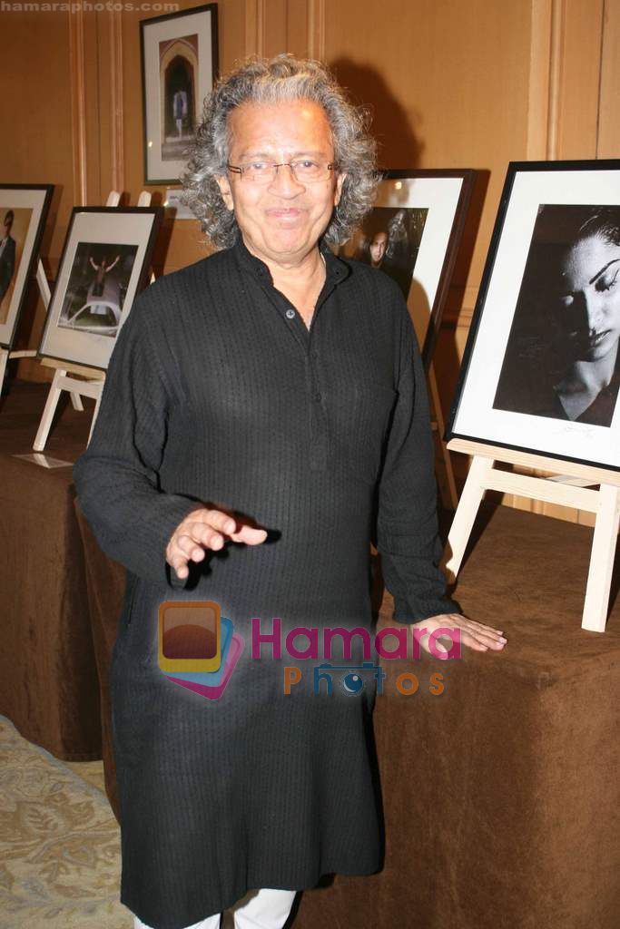 Anil Dharker at Photographer Pradeep Chandra's 50 Maharashtra pride faces exhibition in le Meridian Hotel on 3rd Dec 2010 