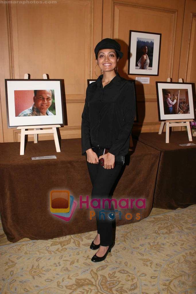 Surveen Chawla at Photographer Pradeep Chandra's 50 Maharashtra pride faces exhibition in le Meridian Hotel on 3rd Dec 2010 