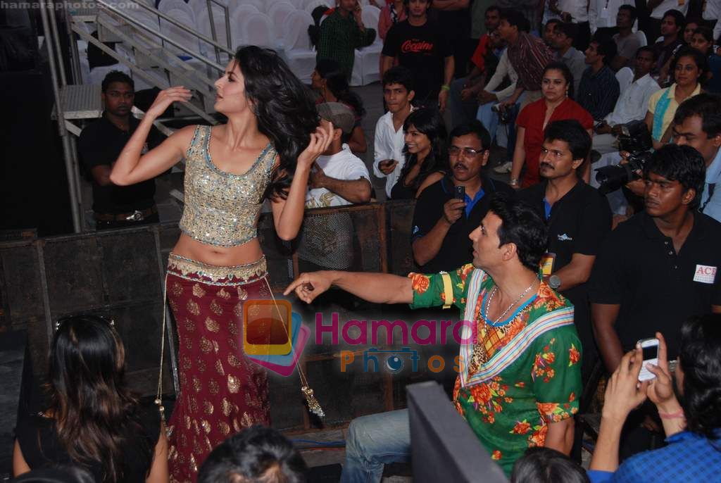 Katrina Kaif, Akshay Kumar at Tees Maar Khan music concert in Juhu, Mumbai on 4th Dec 2010 