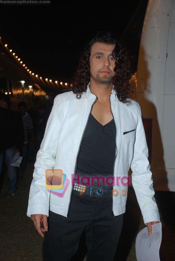 Sonu Nigam at Comedy Circus grand finale in Andheri Sports Complex on 7th Dec 2010 