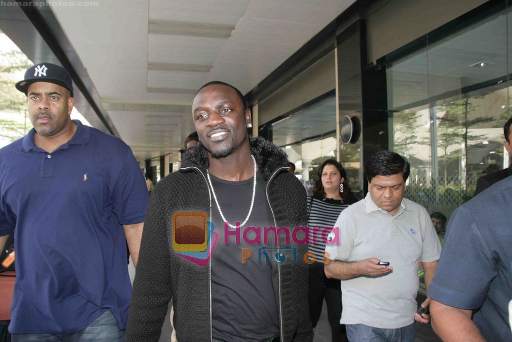 Akon Arrives in Mumbai to record for Ra.One in Mumbai Airport on 7th Dec 2010 