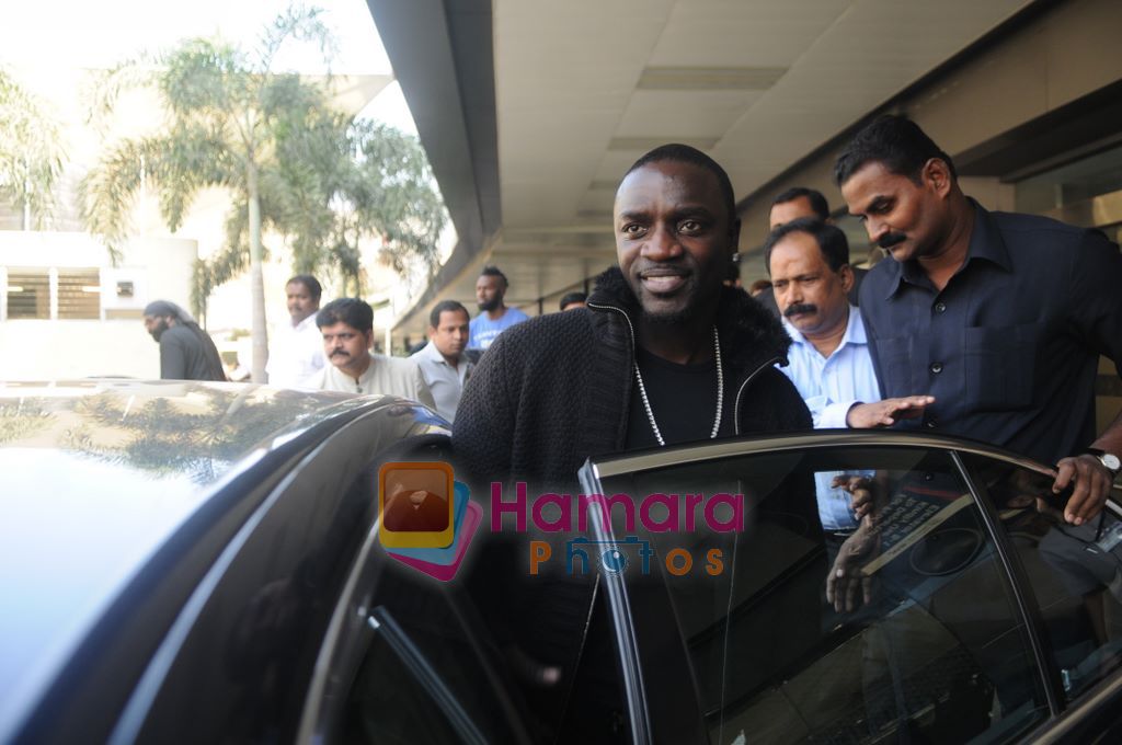 Akon Arrives in Mumbai to record for Ra.One in Mumbai Airport on 7th Dec 2010 