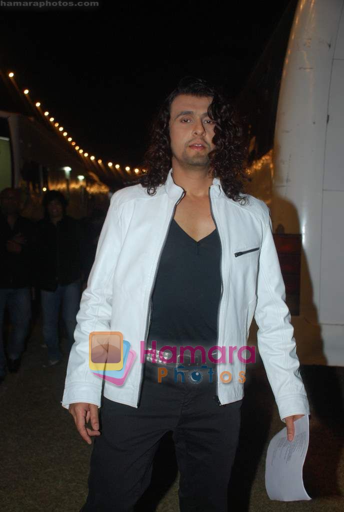 Sonu Nigam at Comedy Circus grand finale in Andheri Sports Complex on 7th Dec 2010 