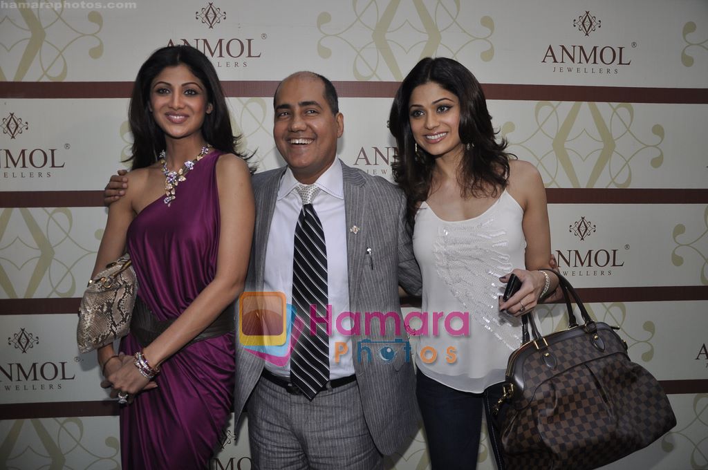 Shilpa Shetty, Shamita Shetty at Anmol Jewellers preview in Bandra, Mumbai on 9th Dec 2010 