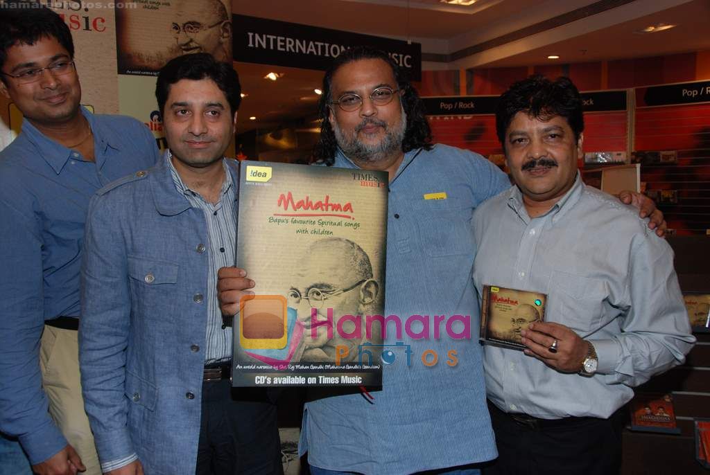 Udit Narayan launch Mahatma CD launch in Reliance Trends on 8th Dec 2010 