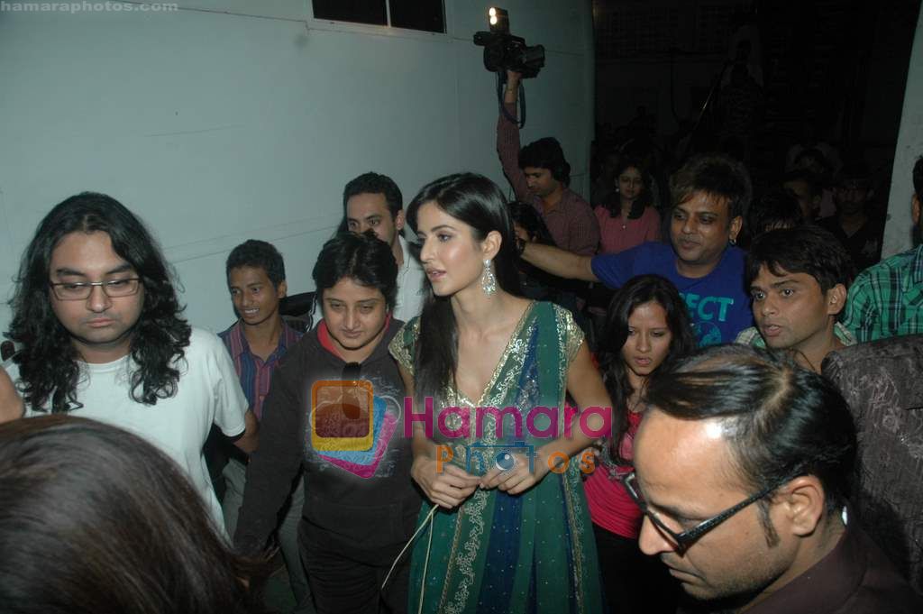 Katrina Kaif on the sets of Jhalak Dikhla Jaa in Filmistan on 9th Dec 2010 