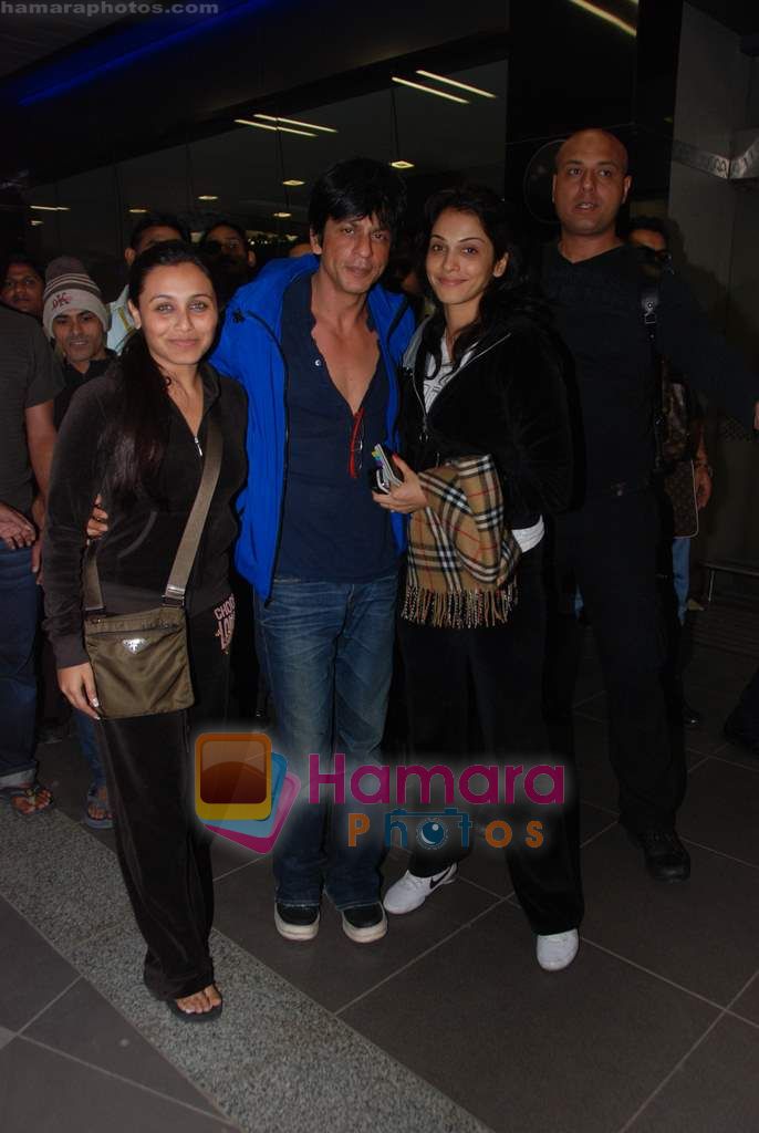Rani Mukherjee, Shahrukh Khan, Isha Koppikar return from Bangladesh concert in Mumbai Airport on 10th Dec 2010 
