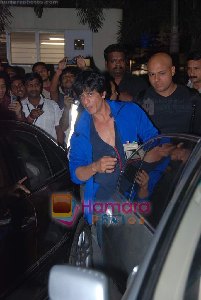 Shahrukh Khan return from Bangladesh concert in Mumbai Airport on 10th Dec 2010 