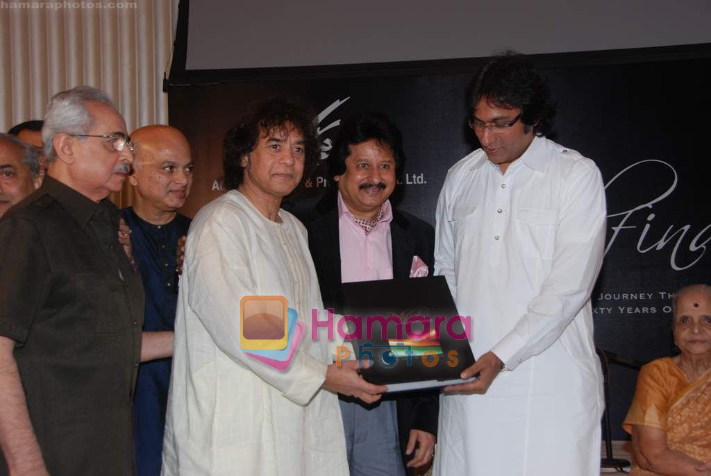 Pankaj Udhas, Talat Aziz, Zakir Hussain at Pathfinder book launch in Trident on 10th Dec 2010 