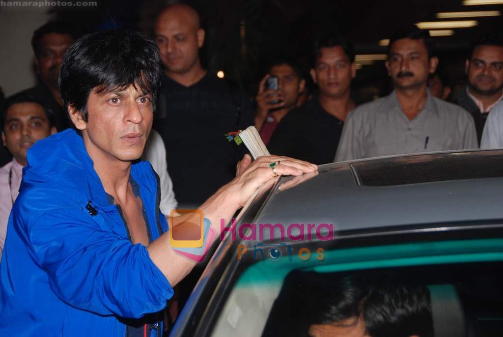 Shahrukh Khan return from Bangladesh concert in Mumbai Airport on 10th Dec 2010 