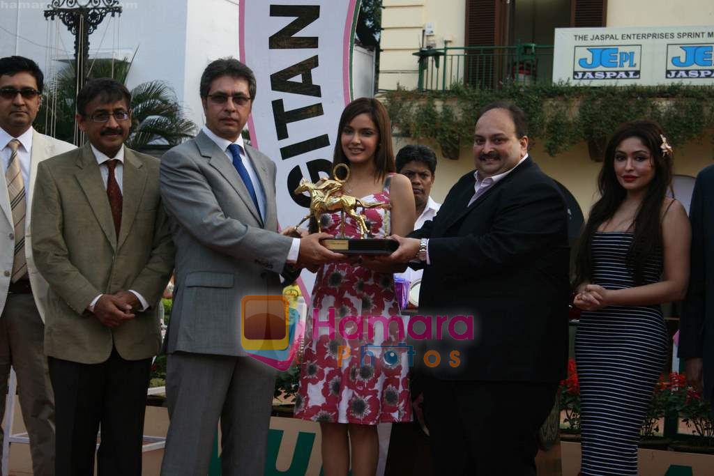 Shazahn Padamsee, Laila Khan at JEPL race and Gitanjali fashion show in Mahalaxmi Race Course on 12th Dec 2010 