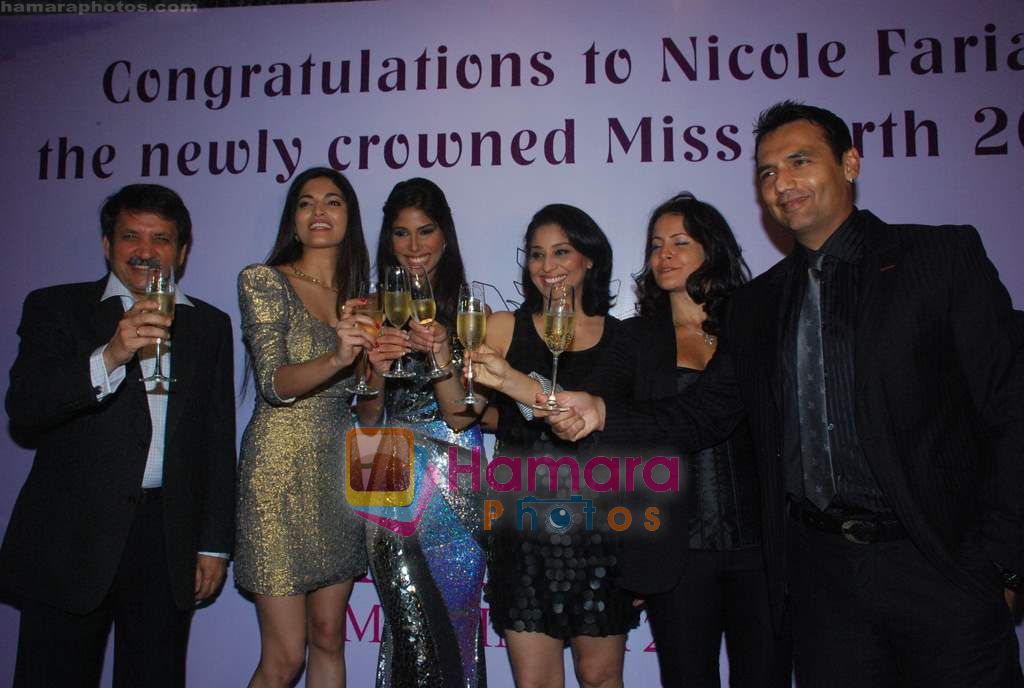 Parvathy Omanakuttan, Nicole Faria at Miss Earth Nicole Faria welcome bash in Atria Mall on 13th Dec 2010 