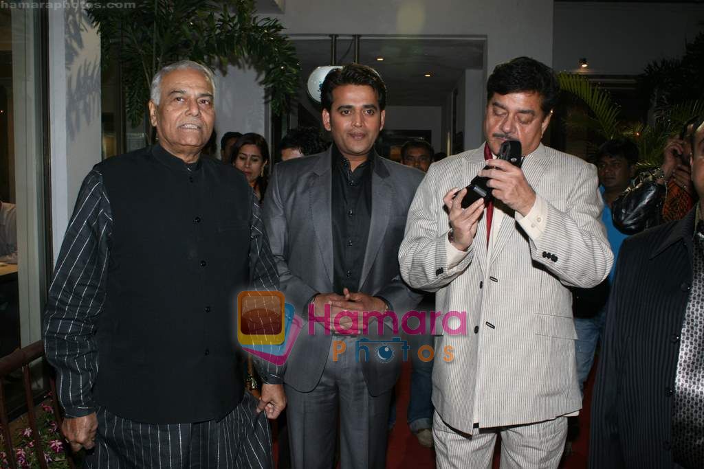 Shatrughan Sinha, Ravi Kishan at the Launch of Ram Pur Ka Laxman film in Sea Princess on 13th Dec 2010