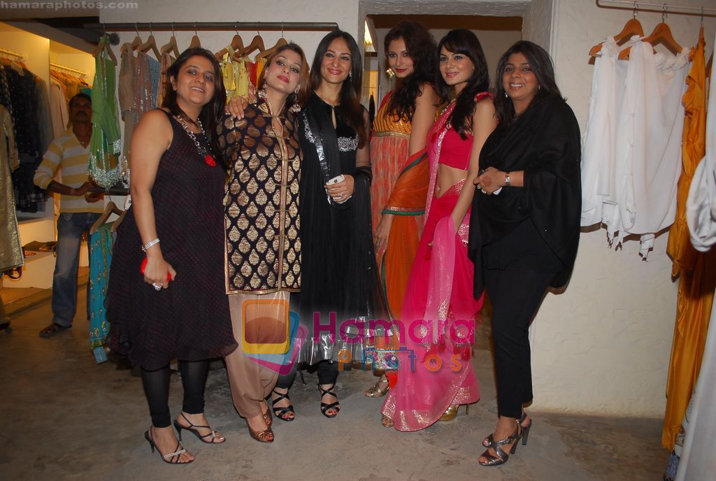 Aanchal Kumar, Shonal Rawat, Rakshanda Khan, Shilpa Saklani at Zoya fashion preview in Bandra, Mumbai on 15th Dec 2010 