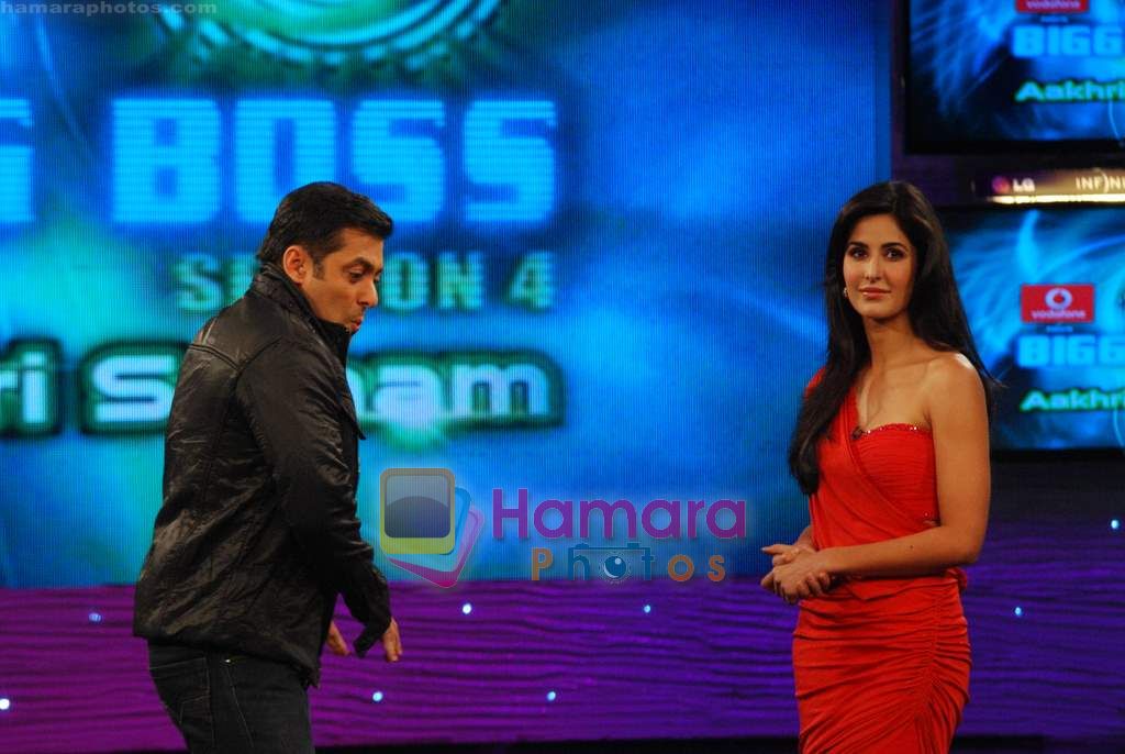 Salman Khan and Katrina Kaif on the sets of Big Boss on 17th Dec 2010 