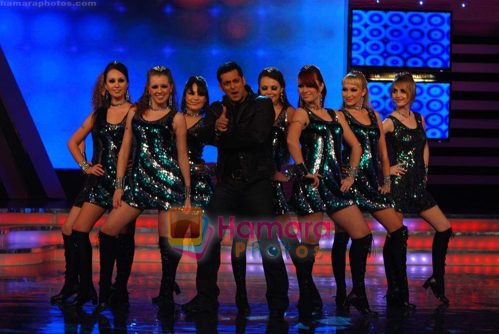 Salman Khan on the sets of Big Boss on 17th Dec 2010 