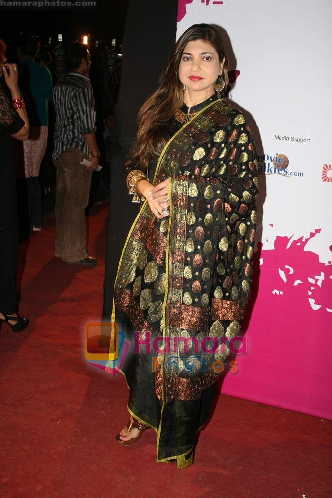 Alka Yagnik at Pearls Waves concert in MMRDA Grounds on 18th Dec 2010 