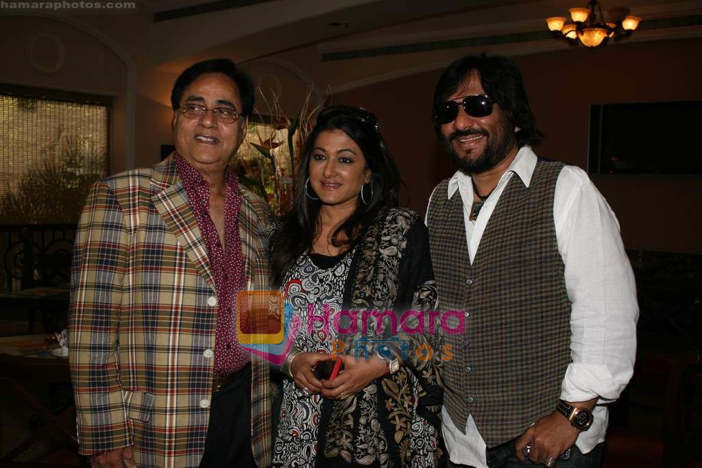Jagjit Singh, Sonali and Roopkumar Rathod at a photo shoot for album cover in The Club on 19th Dec 2010 