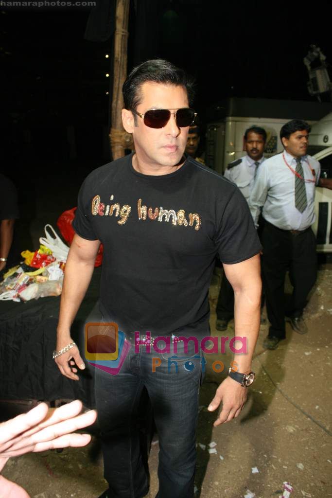 Salman Khan at Pearls Waves concert in MMRDA Grounds on 18th Dec 2010 