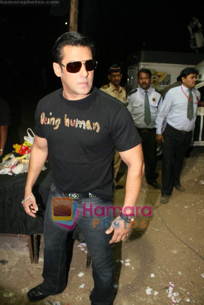 Salman Khan at Pearls Waves concert in MMRDA Grounds on 18th Dec 2010 
