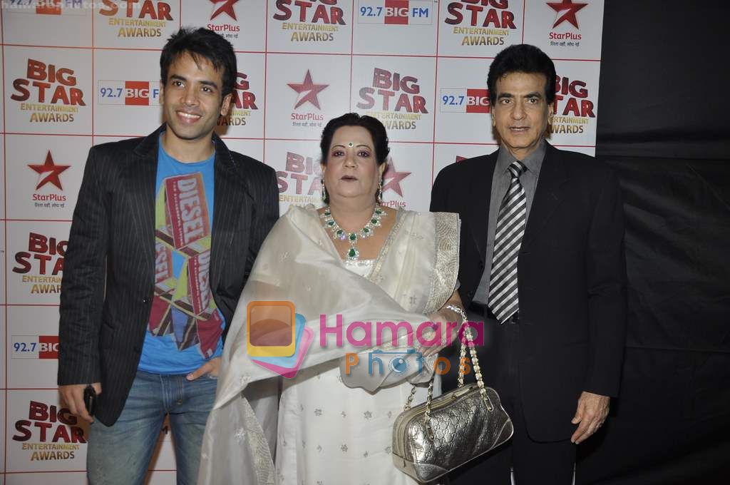 Tusshar Kapoor, Jeetendra at Big Star Awards in Bhavans Ground on 21st Dec 2010 
