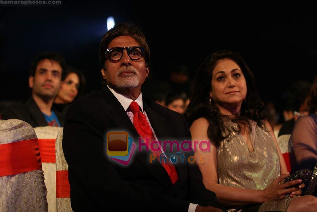 Amitabh Bachchan, Tina Ambani at Big Star Awards in Bhavans Ground on 21st Dec 2010 