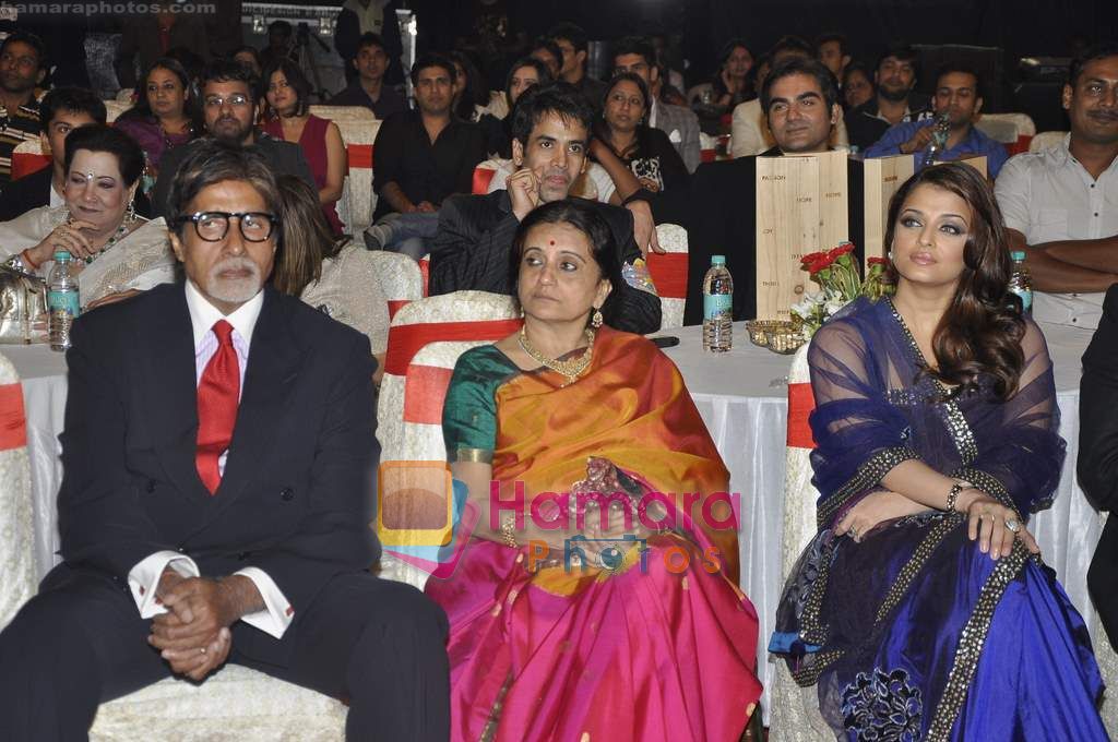 Aishwarya Rai Bachchan, Amitabh Bachchan at Big Star Awards in Bhavans Ground on 21st Dec 2010 