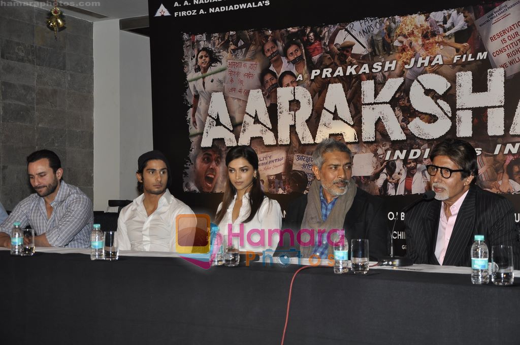 Saif Ali Khan, Prateik Babbar, Prakash Jha, Deepika Padukone, Amitabh Bachchan at Aarakshan announcement in Novotel, Mumbai on 22nd Dec 2010 