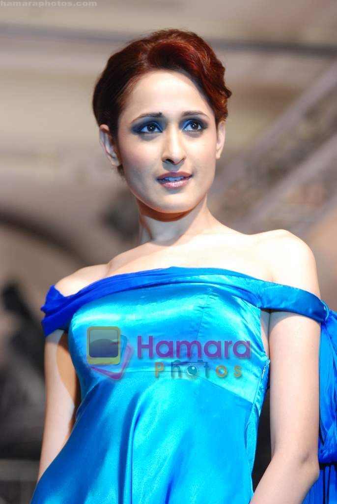 at Estetica Couture Awards in j W Marriott on 22nd Dec 2010 