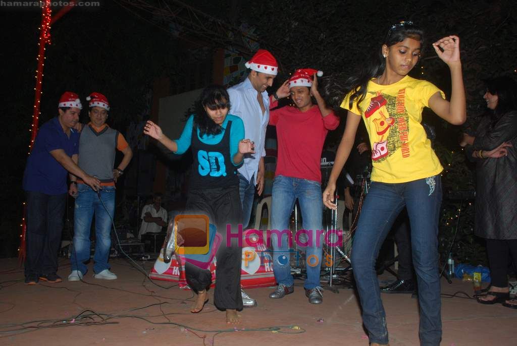 Akshay Kumar, Ritesh Deshmukh spend christmas with children of St Catherines in Andheri on 25th Dec 2010 