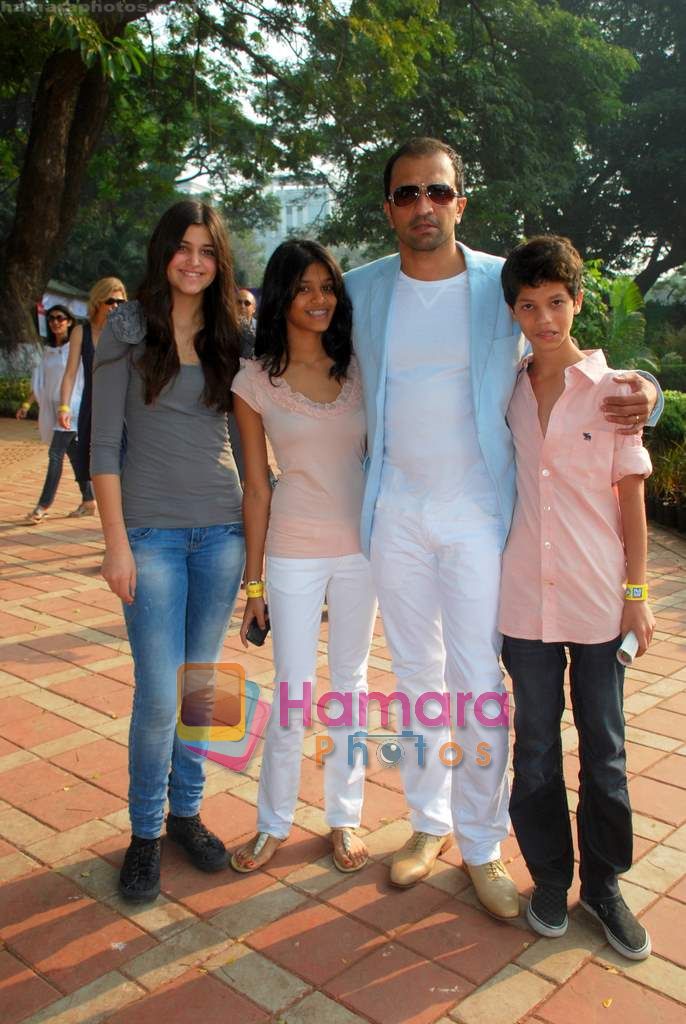 atul kasbekar with kids at Mid-day race in Mahalaxmi Race Course on 26th Dec 2010