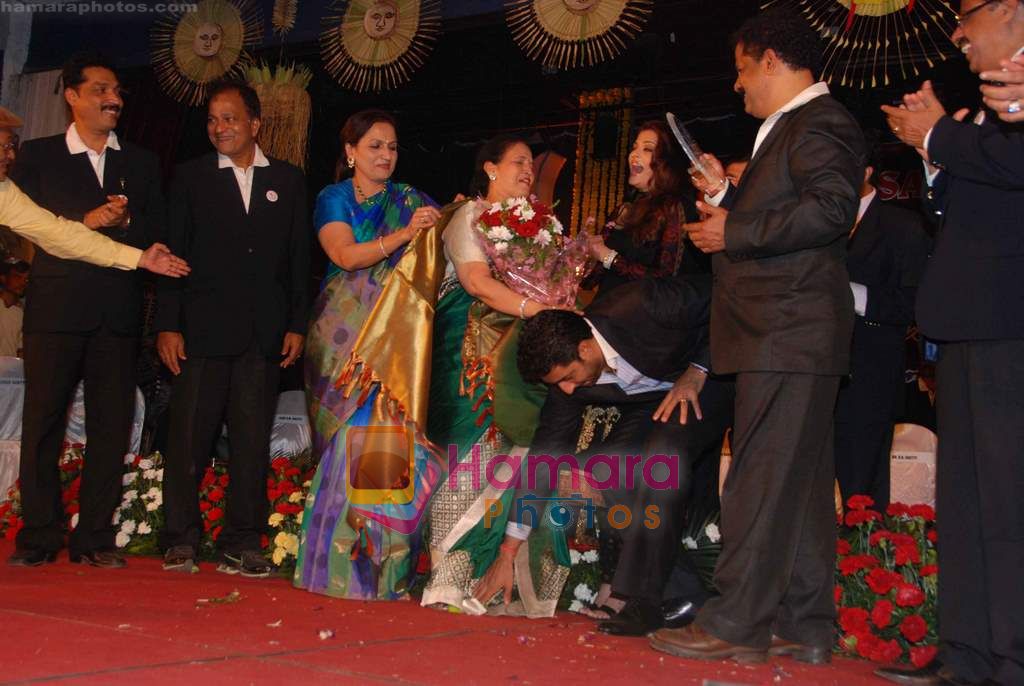 Aishwarya Rai Bachchan, Abhishek Bachchan at Bants Sangha event in Powai on 26th Dec 2010 