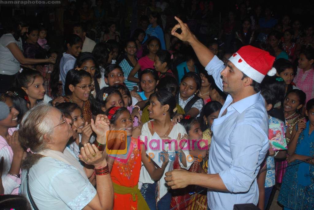 Akshay Kumar spend christmas with children of St Catherines in Andheri on 25th Dec 2010 