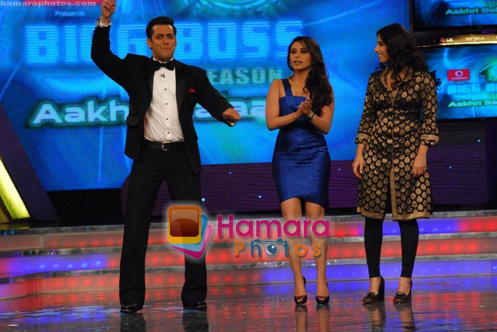 Rani, Vidya and Salman dancing on the tunes of _No One Killed Jessica_ on the sets of Big Boss on 27th Dec 2010