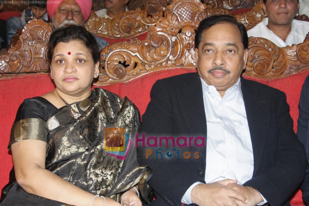 Narayan Rane & wife Neelam at Mulund Festival on 27th Dec 2010