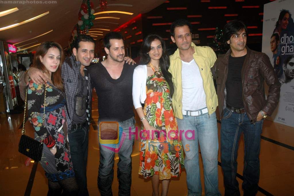 Harmeet Gulzar, Sunaina Gulzar, Manmeet Gulzar, Karishma Modi Gulzar, Rajiv Paul at Isi Life Mein special screening in Cinemax on 27th Dec 2010 