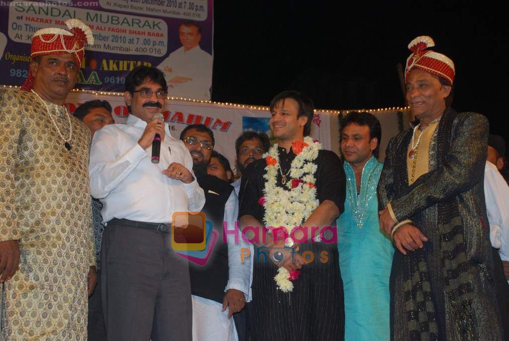 Vivek Oberoi visits Mahim Darga in Mahim on 28th Dec 2010