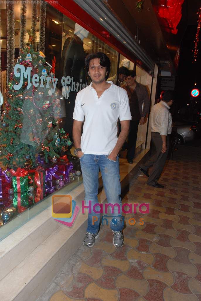 Ritesh Deshmukh snapped shopping at Juhu on 28th dec 2010