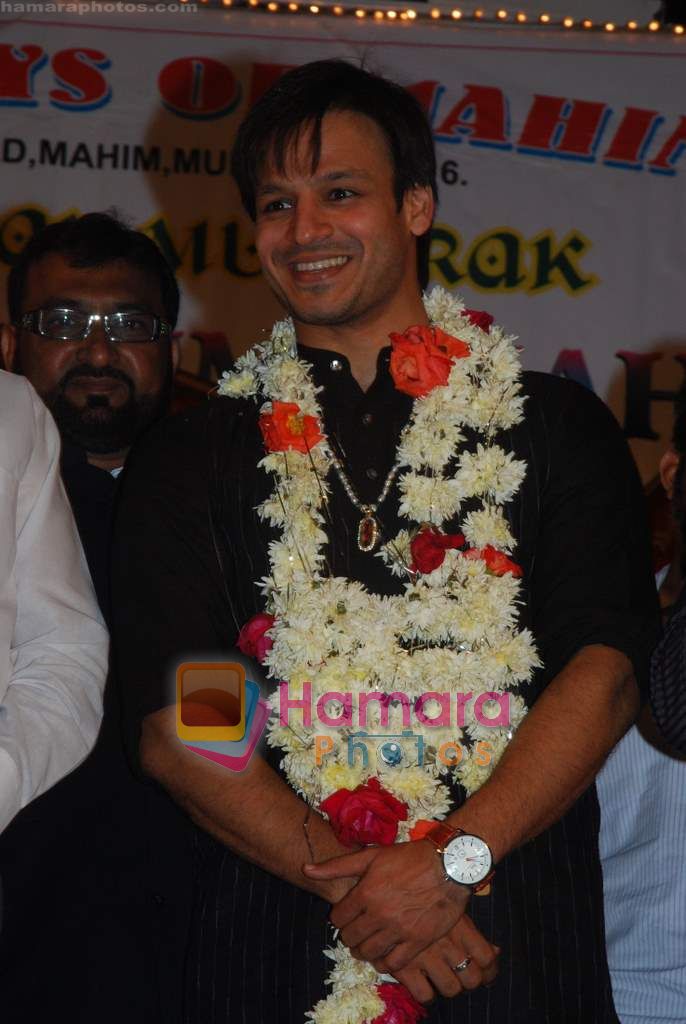 Vivek Oberoi visits Mahim Darga in Mahim on 28th Dec 2010 