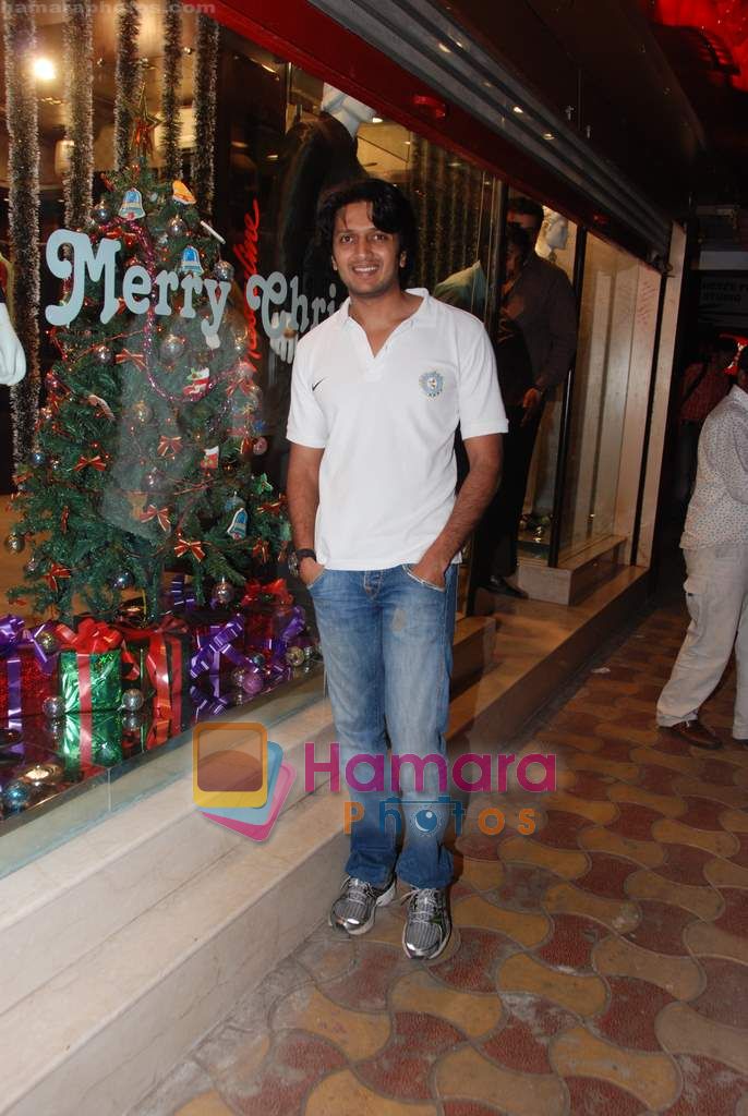 Ritesh Deshmukh snapped shopping at Juhu on 28th dec 2010 