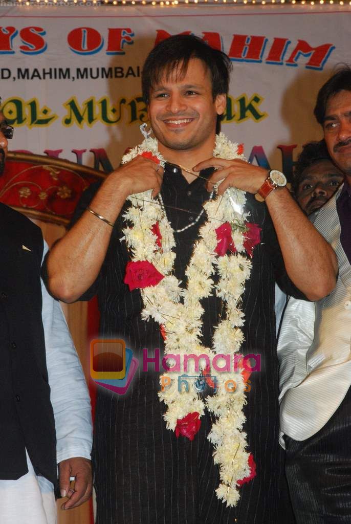 Vivek Oberoi visits Mahim Darga in Mahim on 28th Dec 2010 